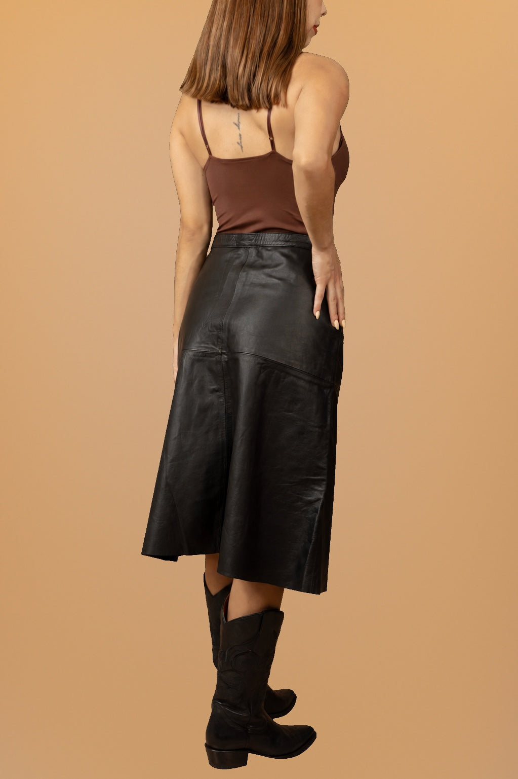 KABUKI - Falda negra - 2-modelo-tres-cuartos