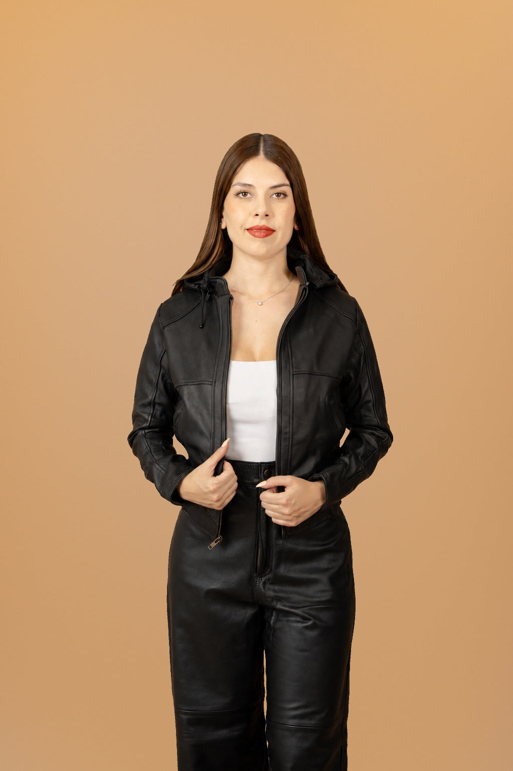 VISTA - Chamarra negra con capucha - 2-modelo