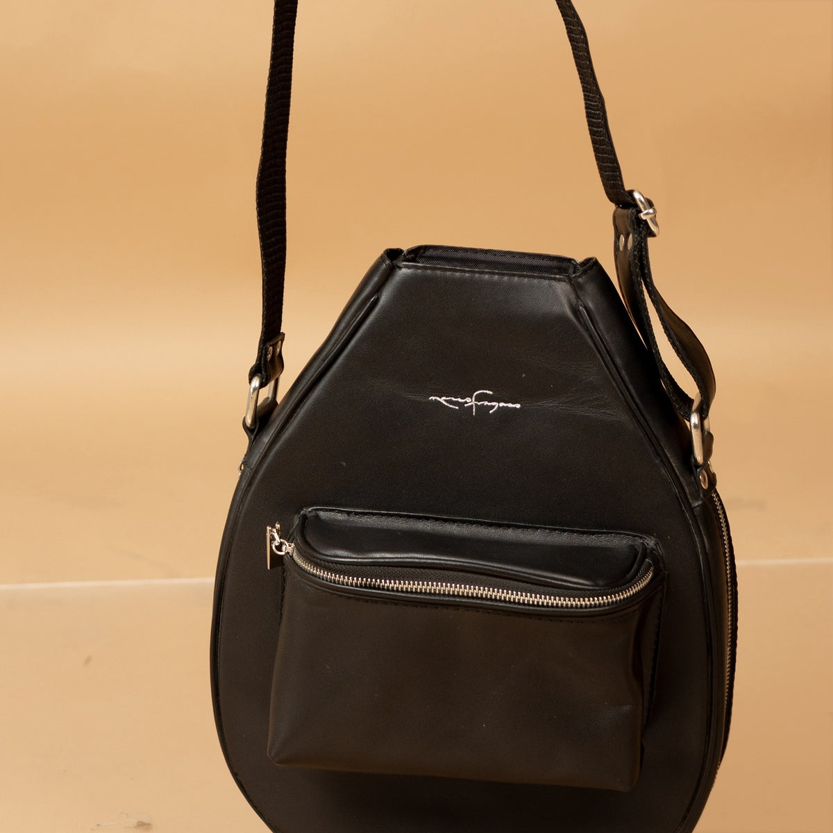 Bolsa crossbody de piel negra - detalle