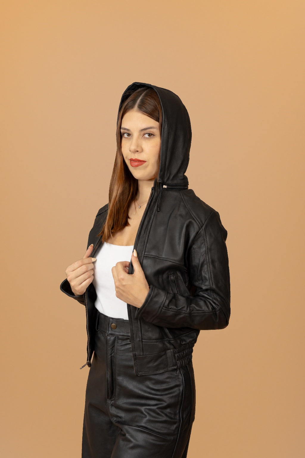 VISTA - Chamarra negra con capucha - 3-modelo-tres-cuartos