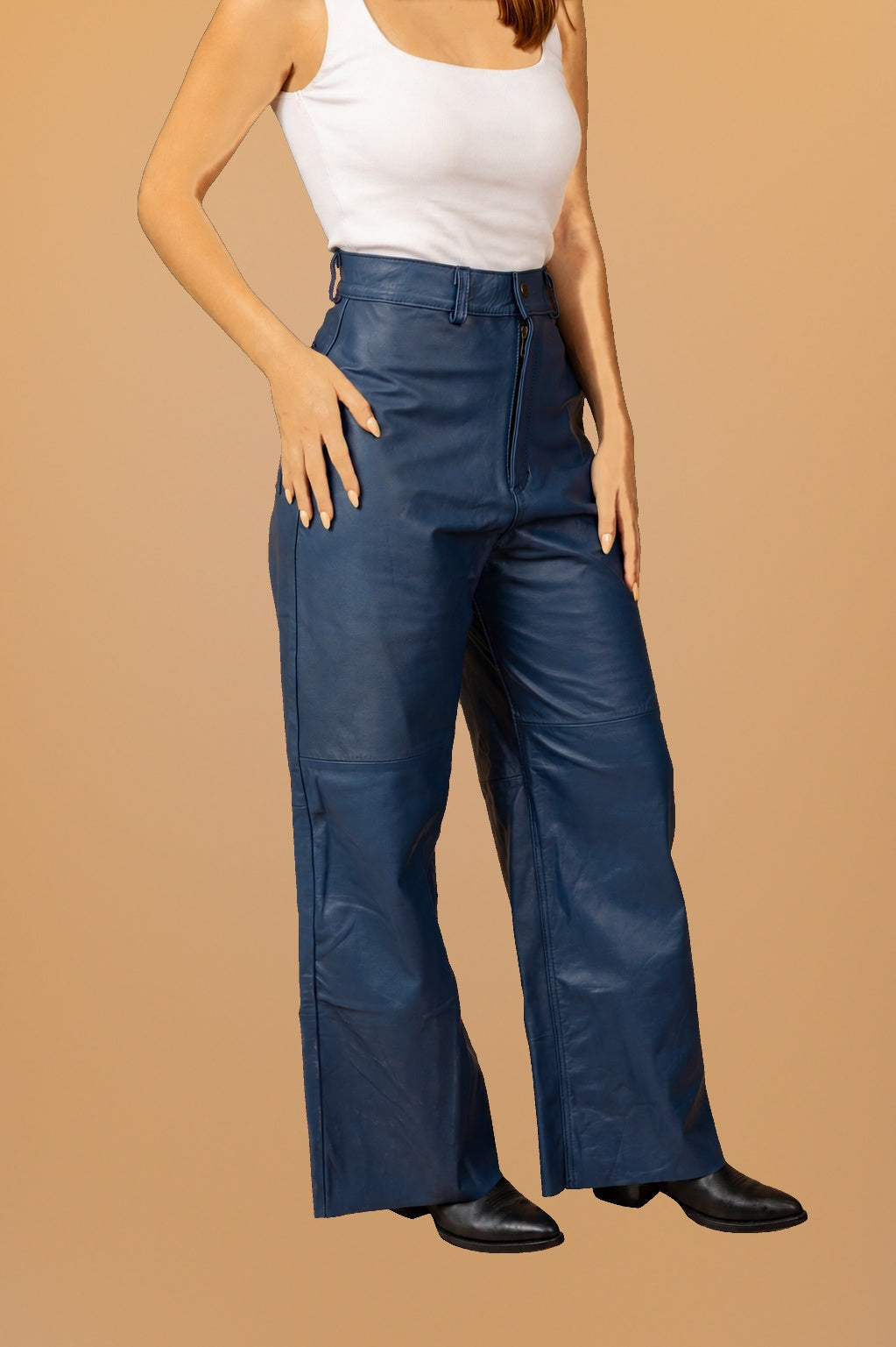 ARASAKA - Pantalon azul marino - 3-modelo-tres-cuartos