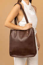 MATINEE - Tote cafe oscuro - 3-modelo
