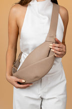 COVENANT - Sling beige media luna - 4-modelo-mujer