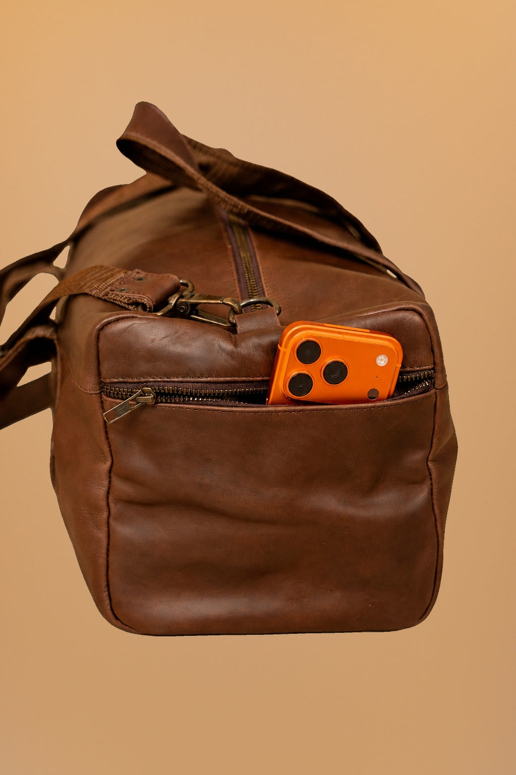 TAILWIND - Duffel mediano con bolsillo - 4-uso-iphone