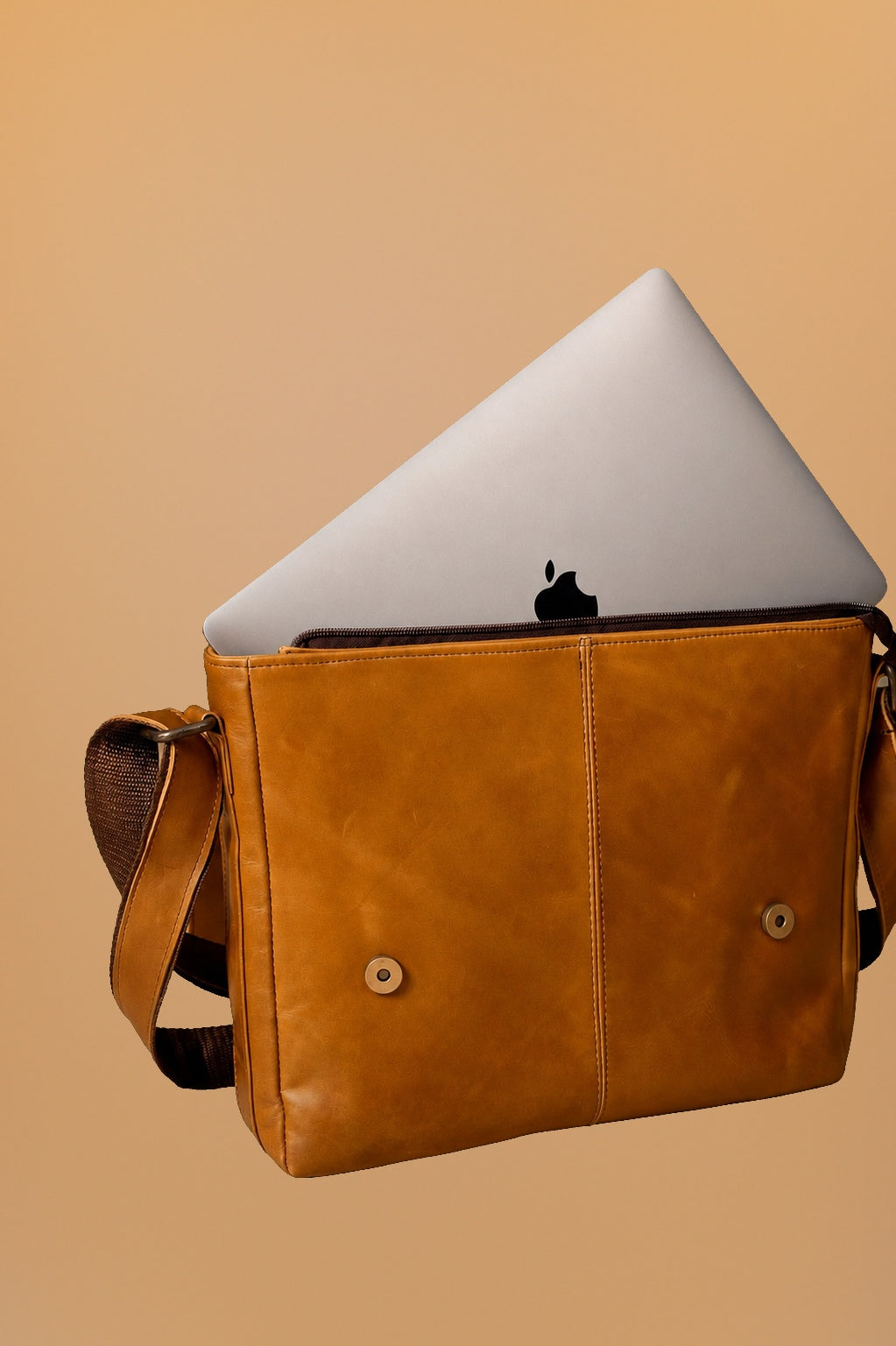 VERDICT - Bolsa messenger cognac claro - 4-uso-laptop