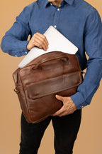 Portafolio de piel cafe oscuro - 4-uso-laptop