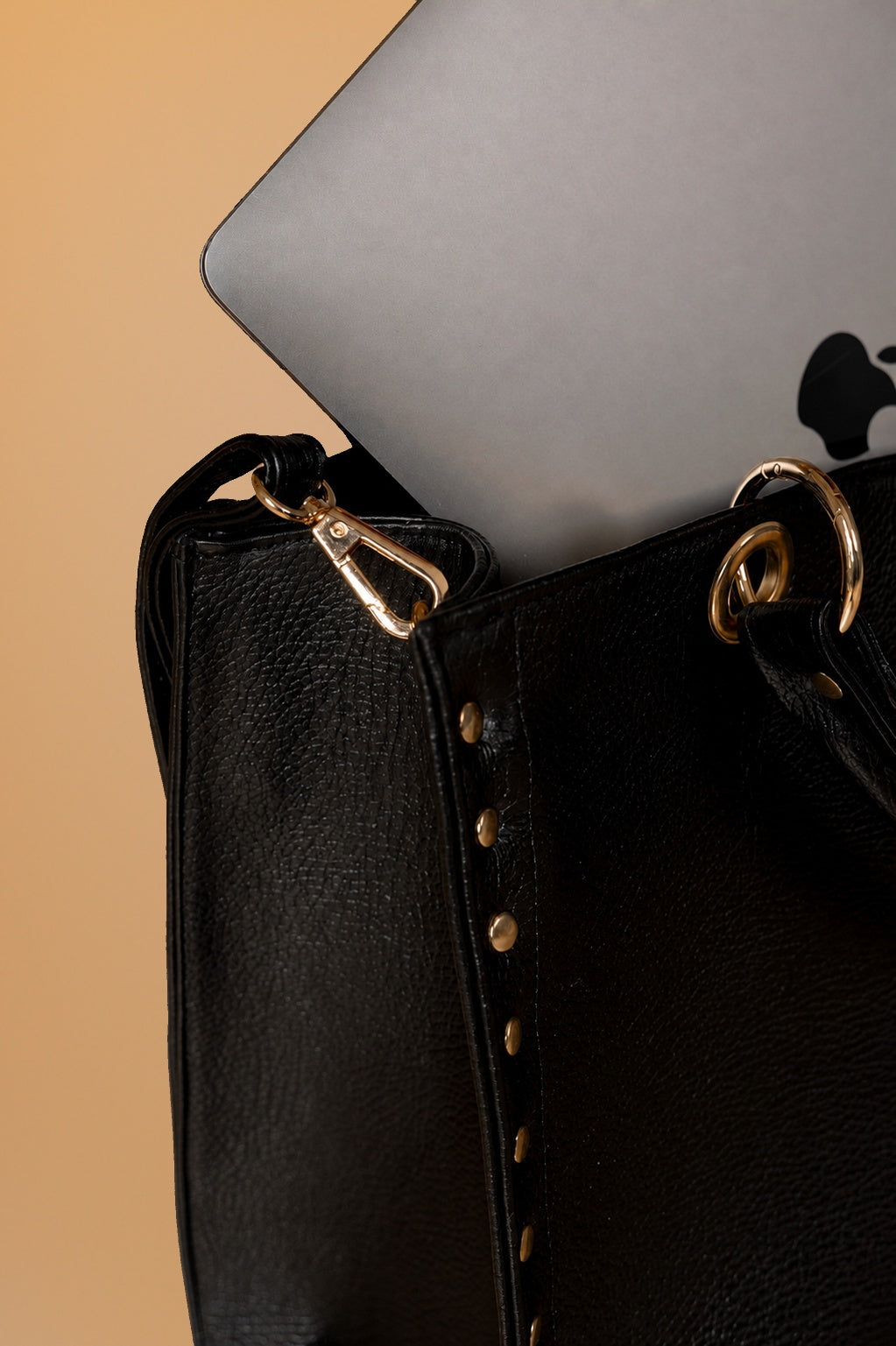 RIFF - Tote negro con tachuelas - 4-uso-laptop